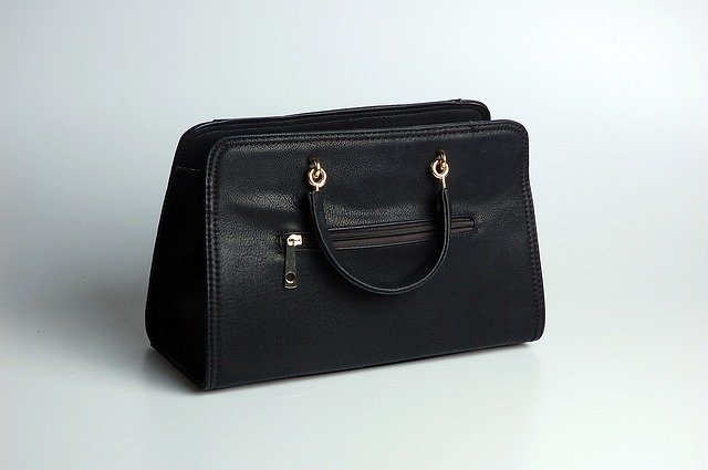 jednoduchá černá kožená kabelka